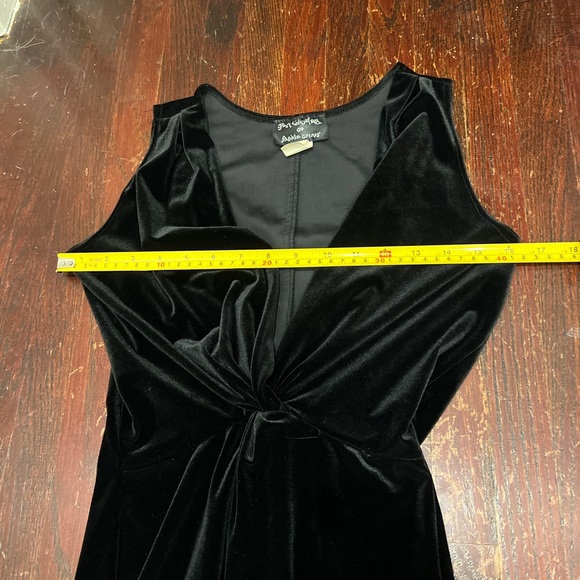 Black velour deep v cocktail dress - Picture 4 of 6